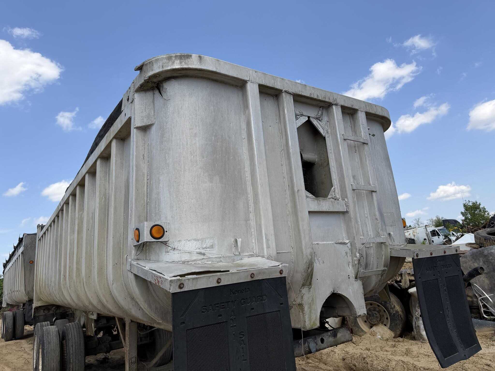 1980 Fruehauf 24 ft end dump