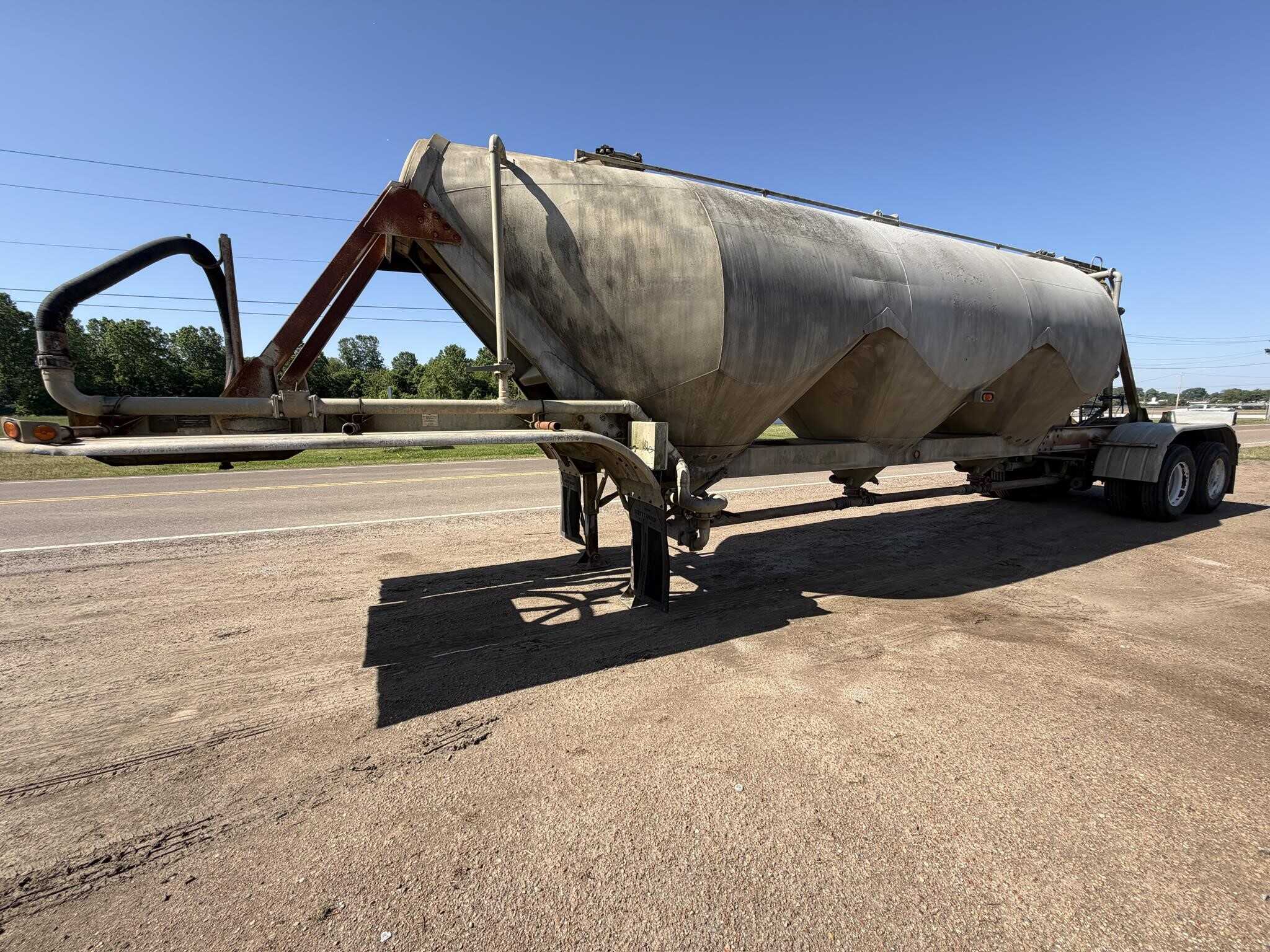 1988 J&L 1000 cubic ft tank
