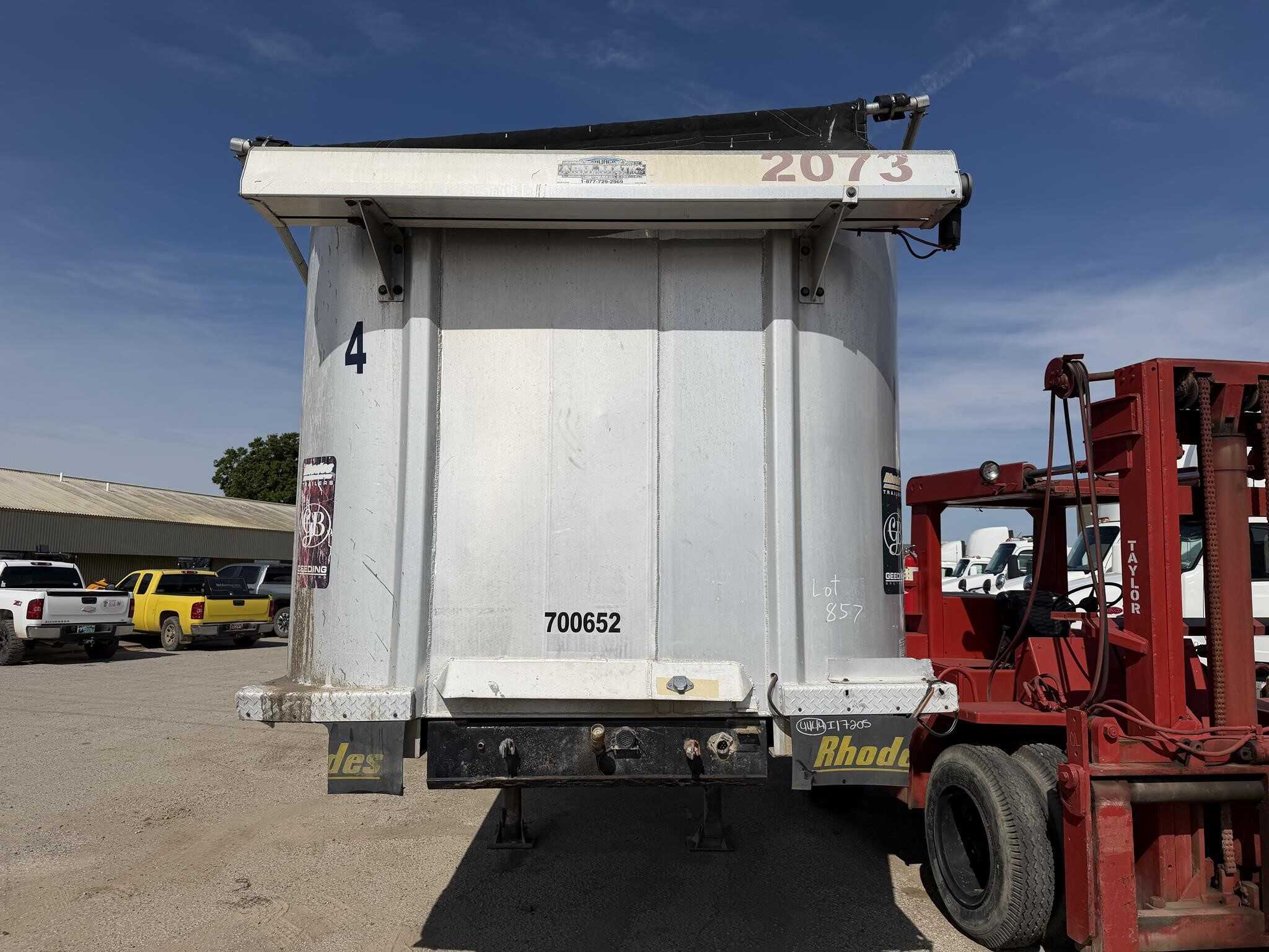 2007 Rhodes 35 ft tri axle end dump