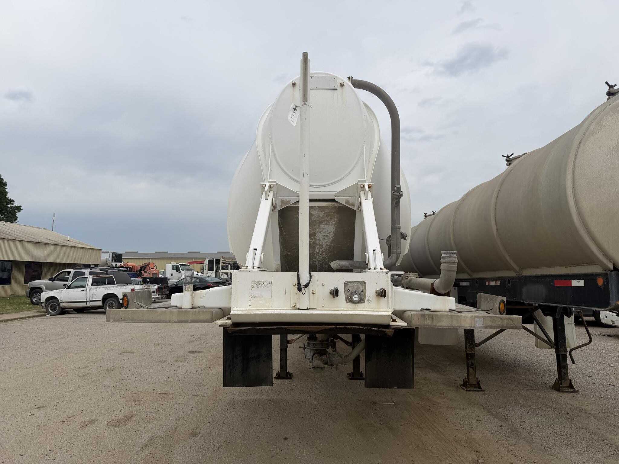 1991 Heil 1200 cubic foot tank