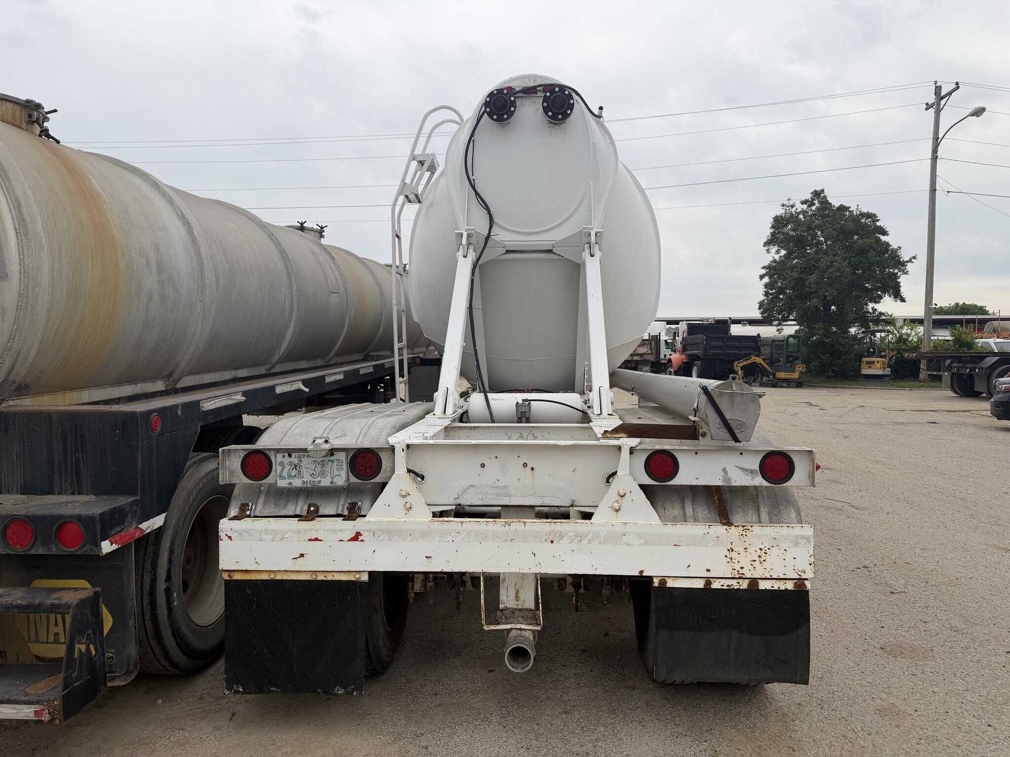 1991 Heil 1200 cubic foot tank