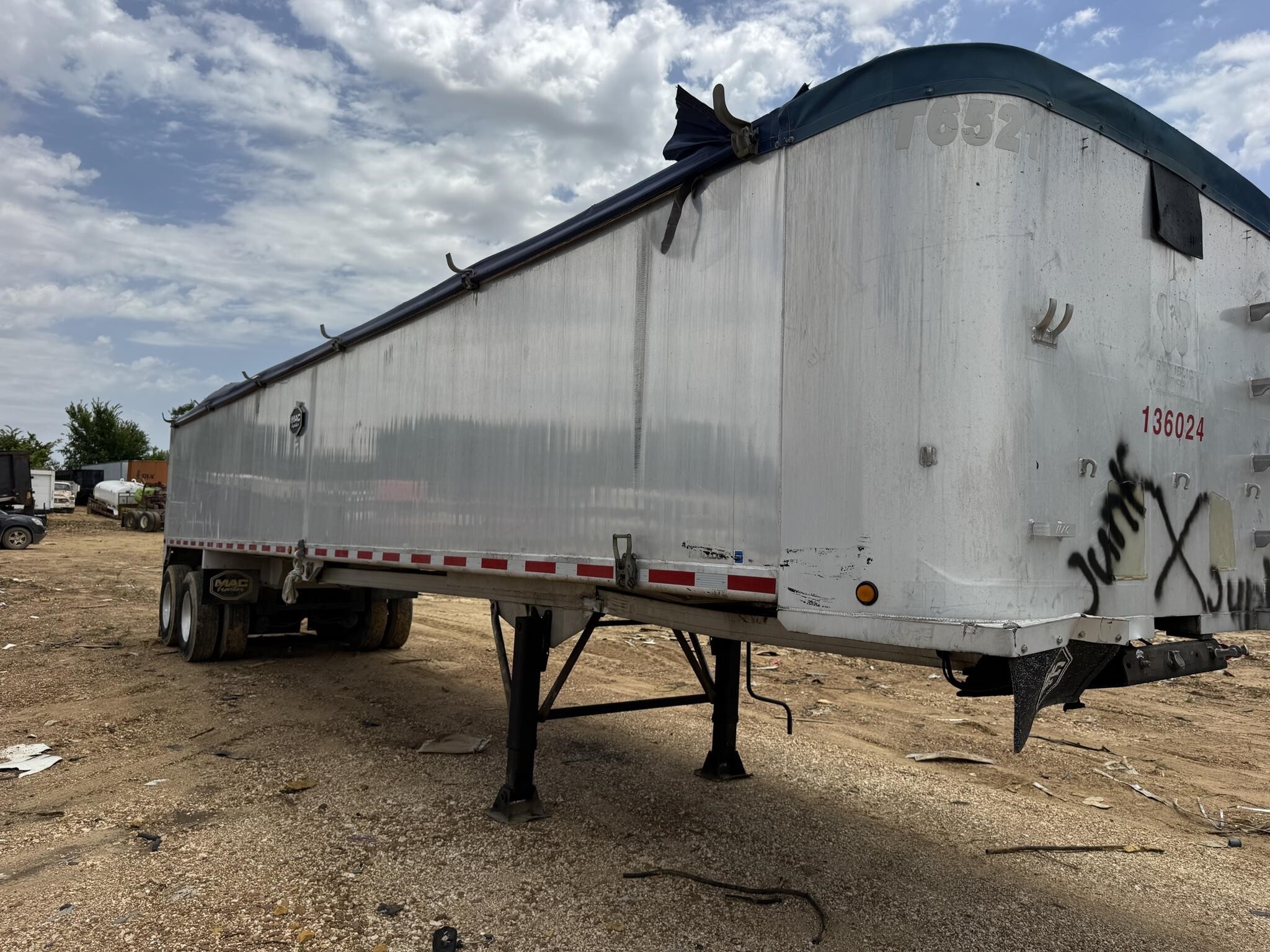 2013 Mac 40 ft end dump