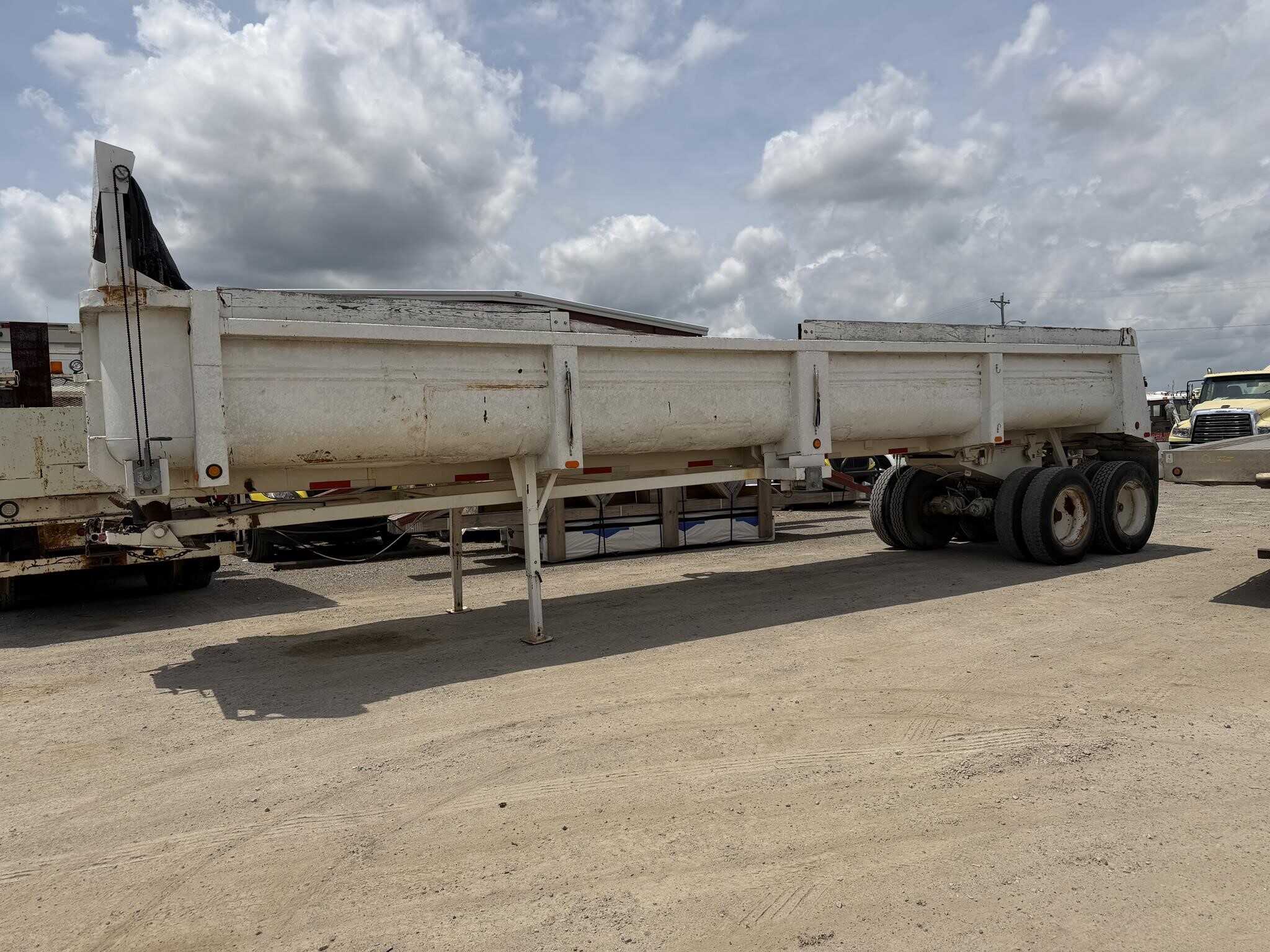 1985 Clement 35 ft end dump