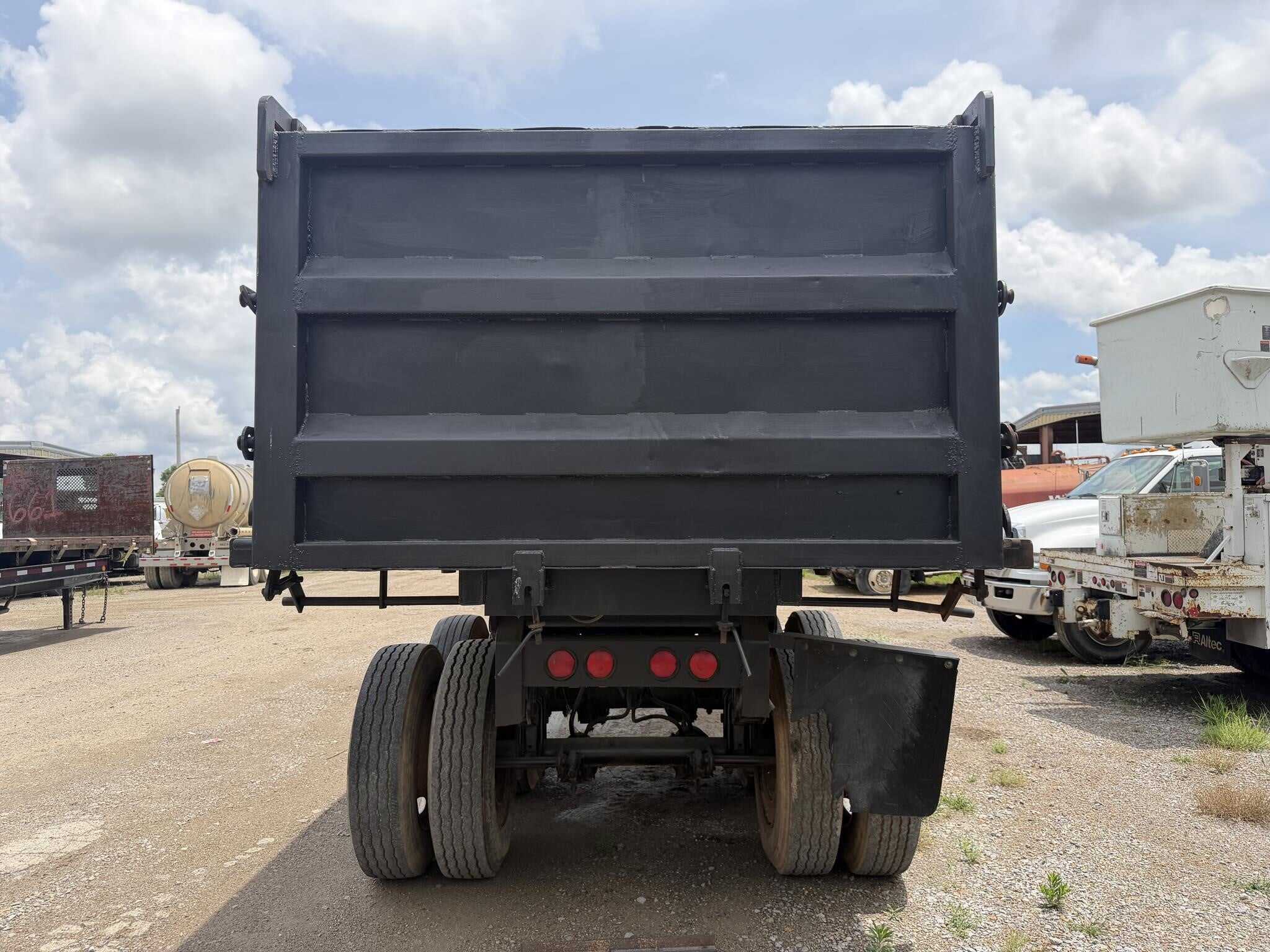 1990 Shop Built 28 ft sludge trailer