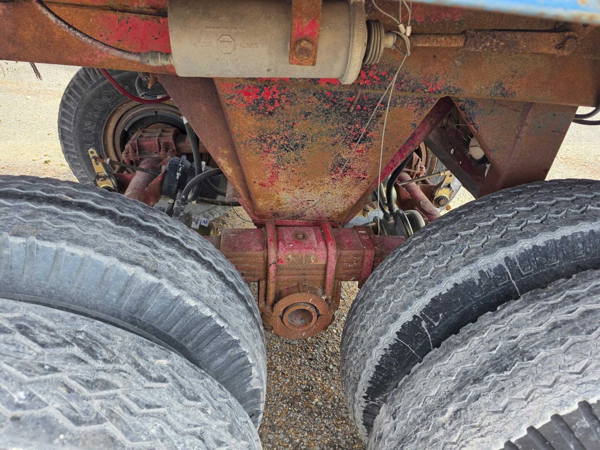 1981 Hilbilt 22 ft dump