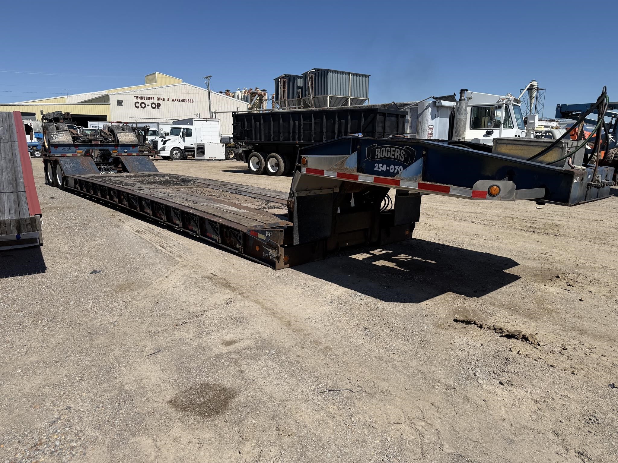 2004 Rogers 35 ton/ 28 ft well/ flip axle