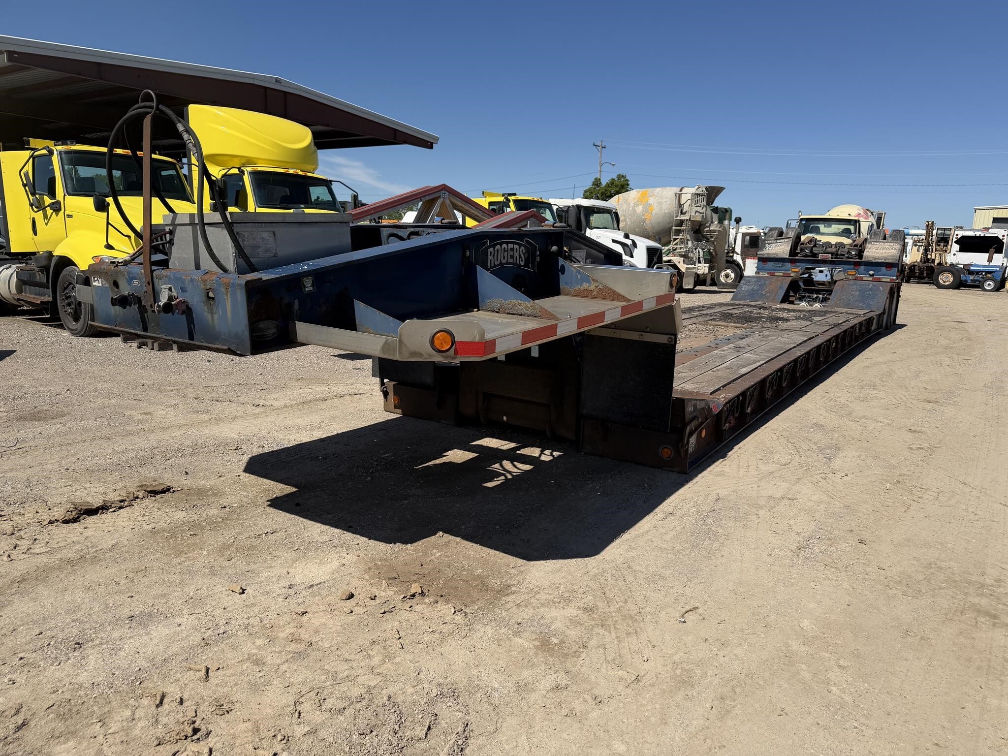 2004 Rogers 35 ton/ 28 ft well/ flip axle