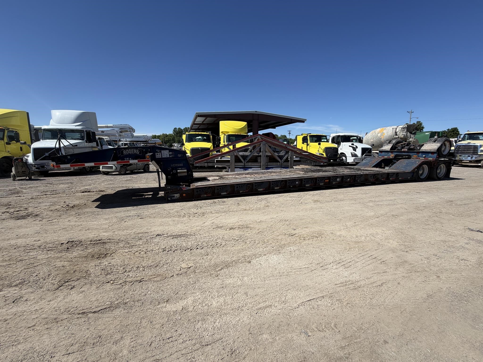 2004 Rogers 35 ton/ 28 ft well/ flip axle