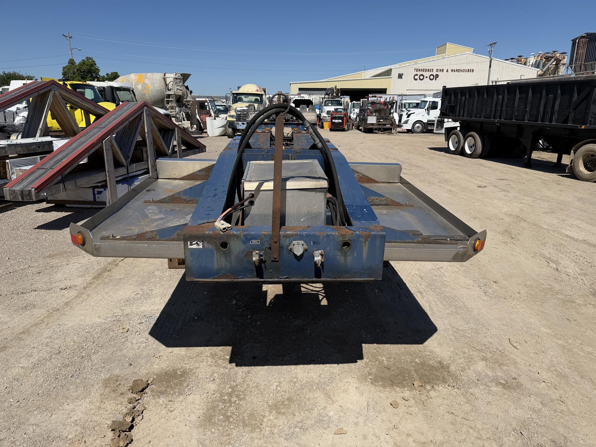 2004 Rogers 35 ton/ 28 ft well/ flip axle