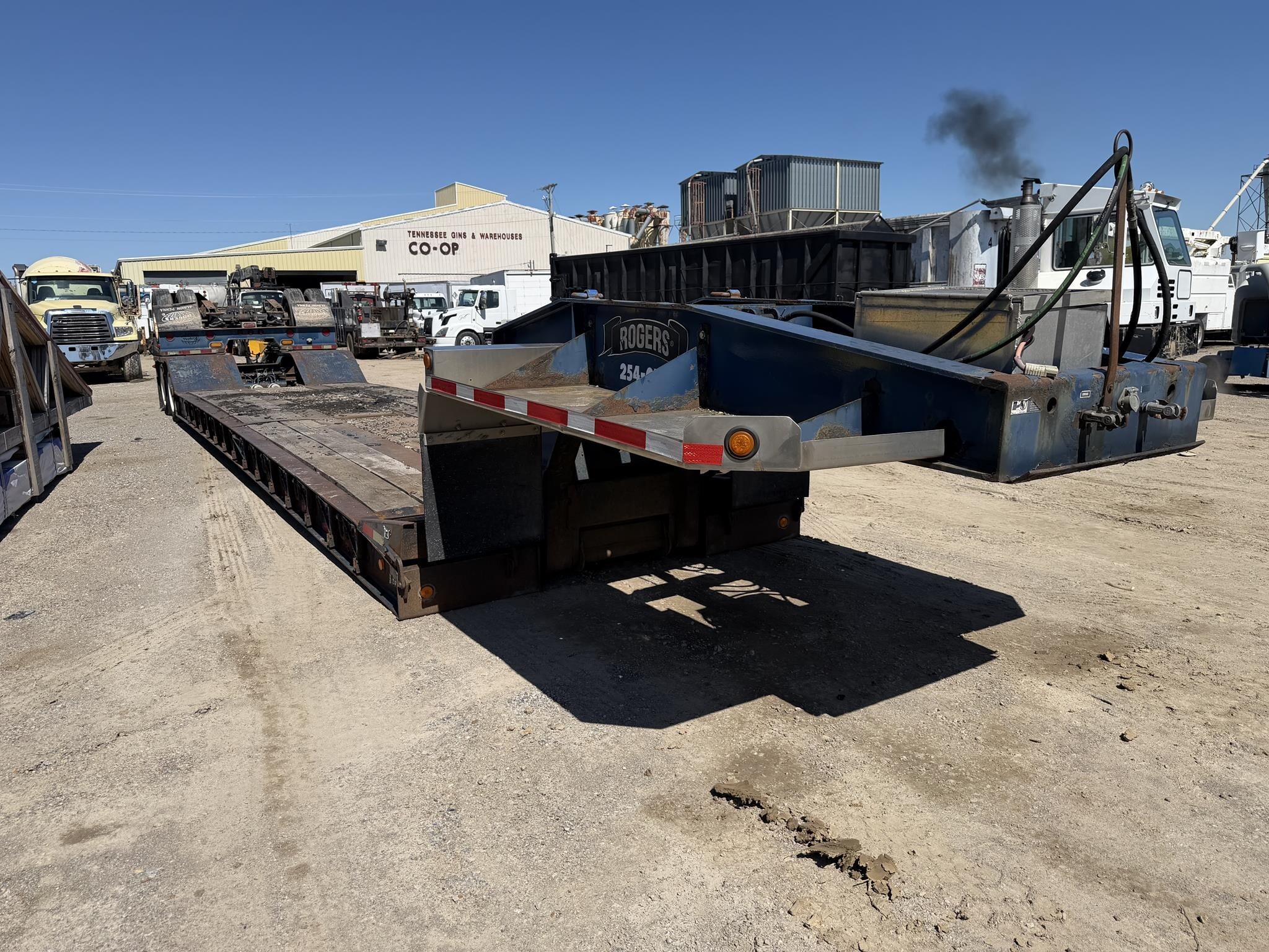 2004 Rogers 35 ton/ 28 ft well/ flip axle