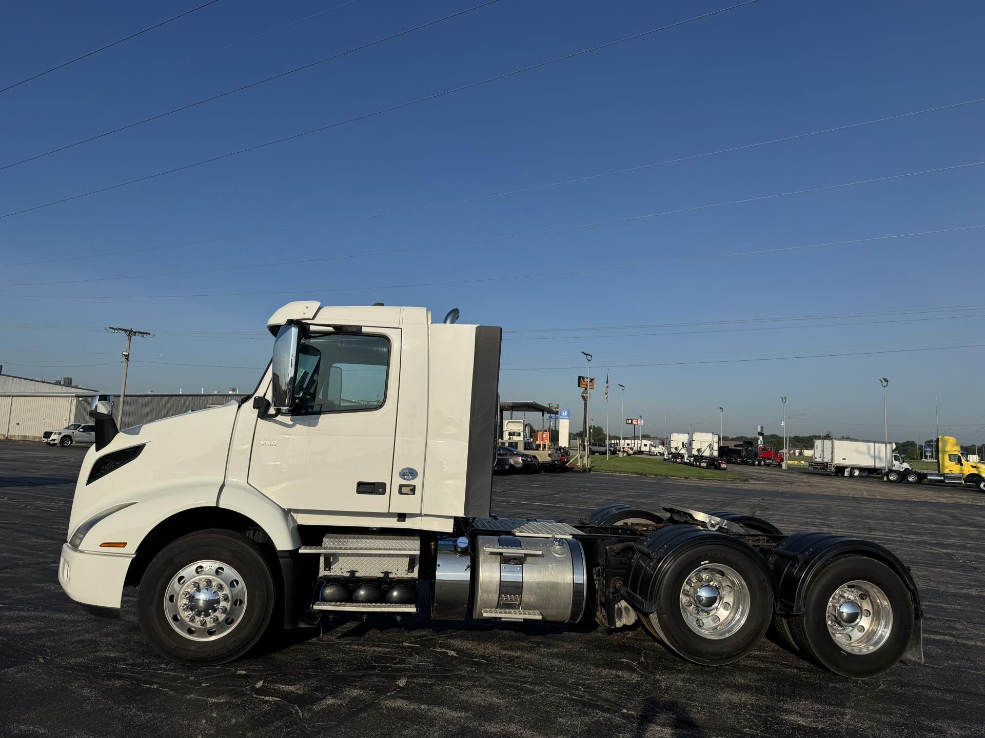 Used 2019 VOLVO VNL64T200 Conventional - Day Cab in Effingham, IL