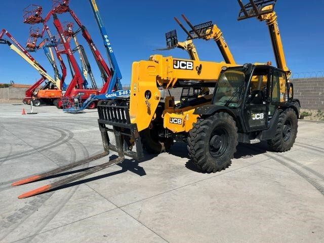 2021 JCB 509-42 Telehandler LIFTING